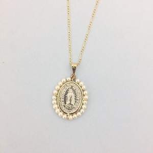 Collar de Oro 14k con Medalla Chica Oval Virgen de Guadalupe y Perlas
