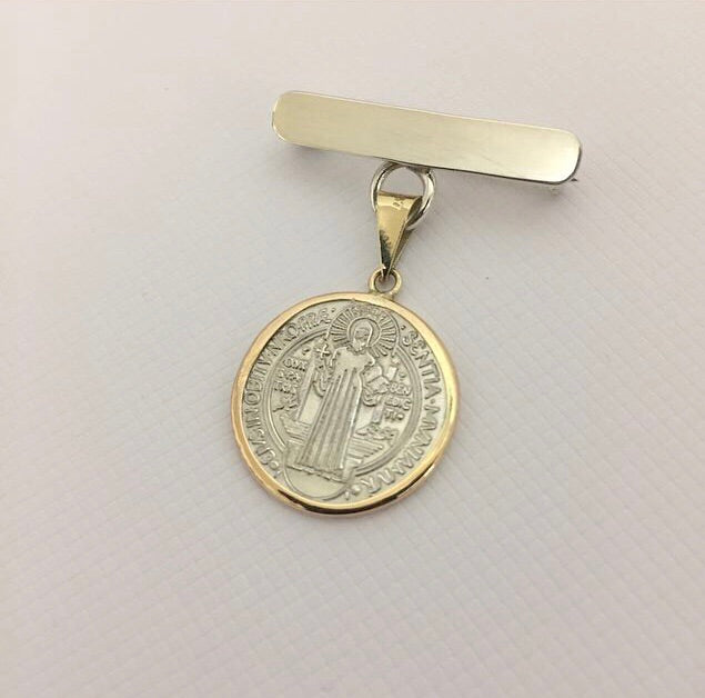 Broche de Plata con Medalla de San Benito Biselada 14k