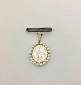 Broche de plata con Medalla Mini Virgen de Guadalupe Oval con Bisel de Oro y Perlas