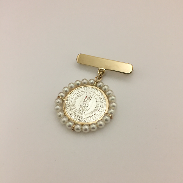 Broche de oro 14k con Medalla Chica Virgen de Guadalupe Bisel Sencillo con Perlas
