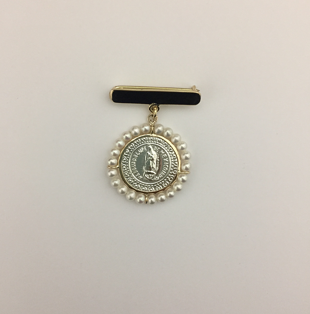 Broche de oro 14k con Medalla Chica Virgen de Guadalupe Bisel Sencillo con Perlas