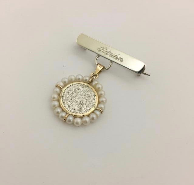 Broche de Plata con Medalla de San Benito 0 Bisel Sencillo y Perlas