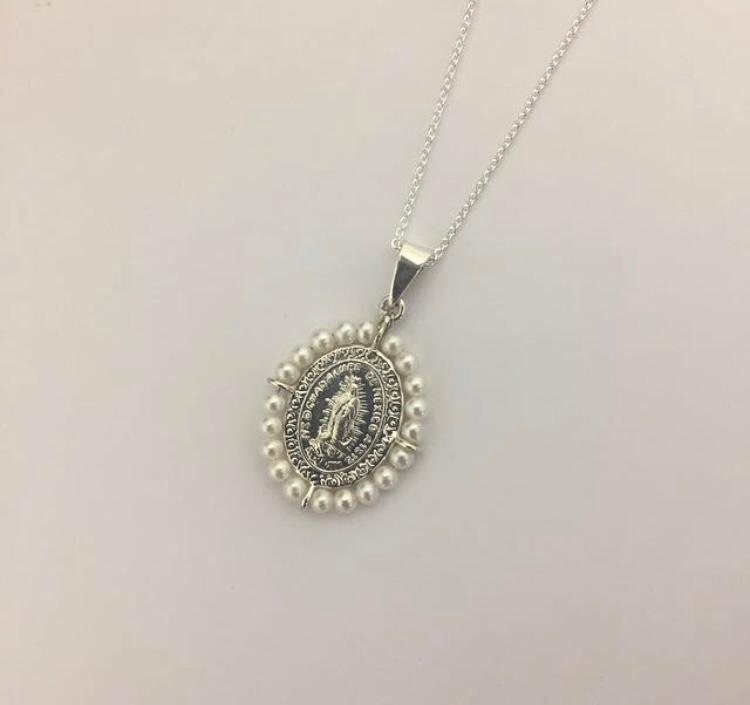 Collar de Plata con Medalla Chica Virgen de Guadalupe con Perlas